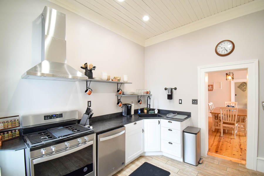 kitchen and dining room fully equipped